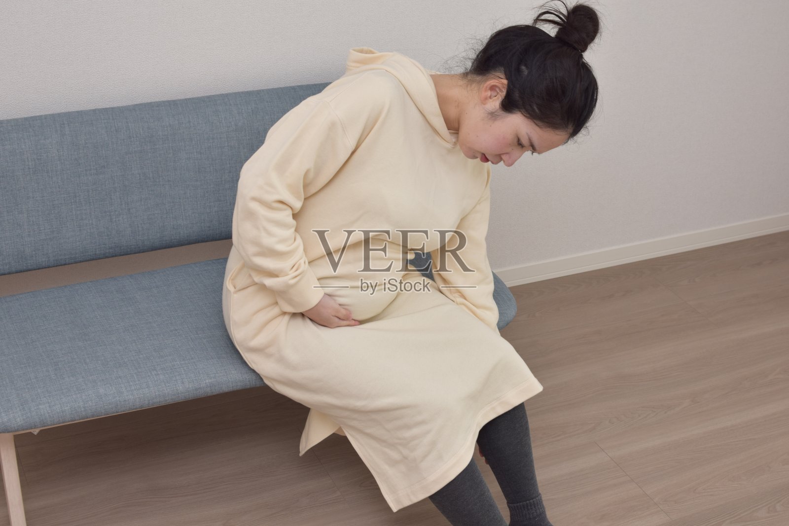 年轻孕妇背部疼痛照片摄影图片