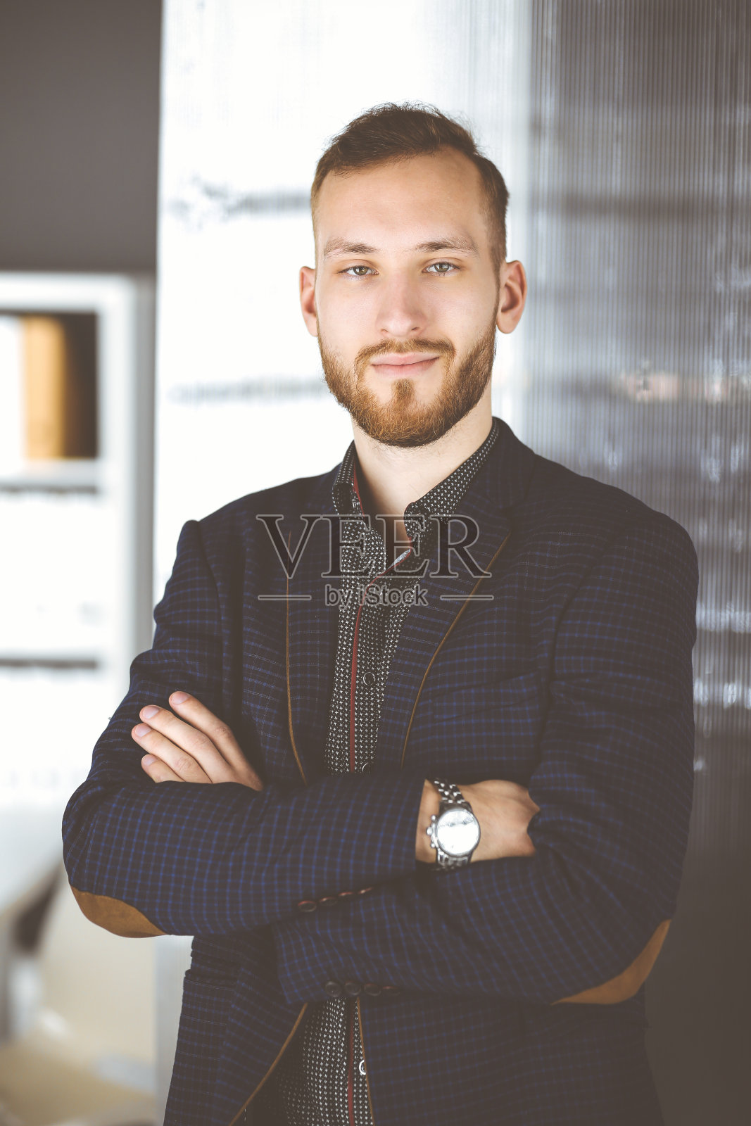 红胡子友好的成年商人看着镜头。商务大头照或肖像在阳光办公室照片摄影图片