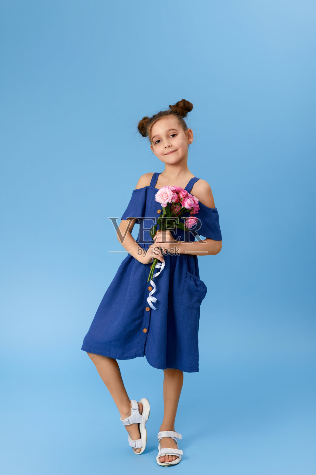 小女孩拿着一束粉红色的玫瑰照片摄影图片