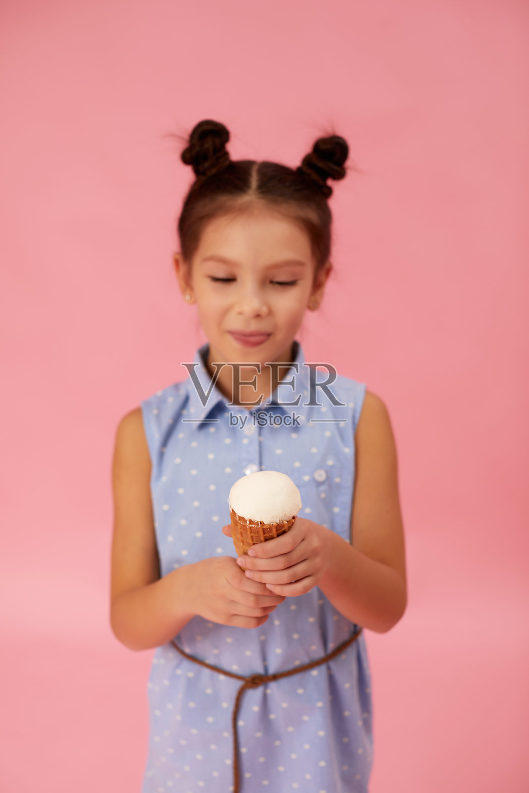 可爱的微笑小女孩吃冰淇淋照片摄影图片