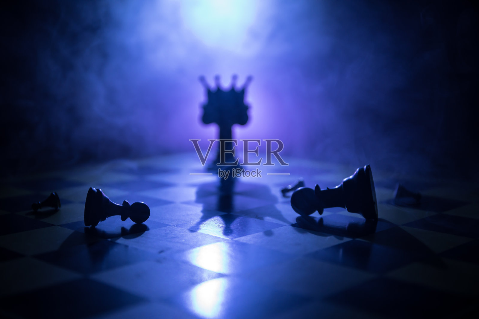 棋牌游戏的经营理念和竞争理念以及战略理念。象棋人物在黑暗的背景与烟和雾和窗户与阳光。有选择性的重点照片摄影图片