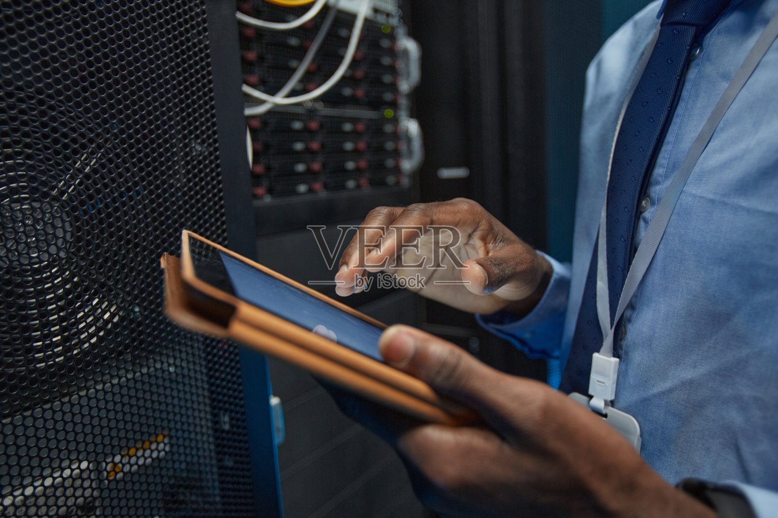 服务器室的网络工程师特写照片摄影图片