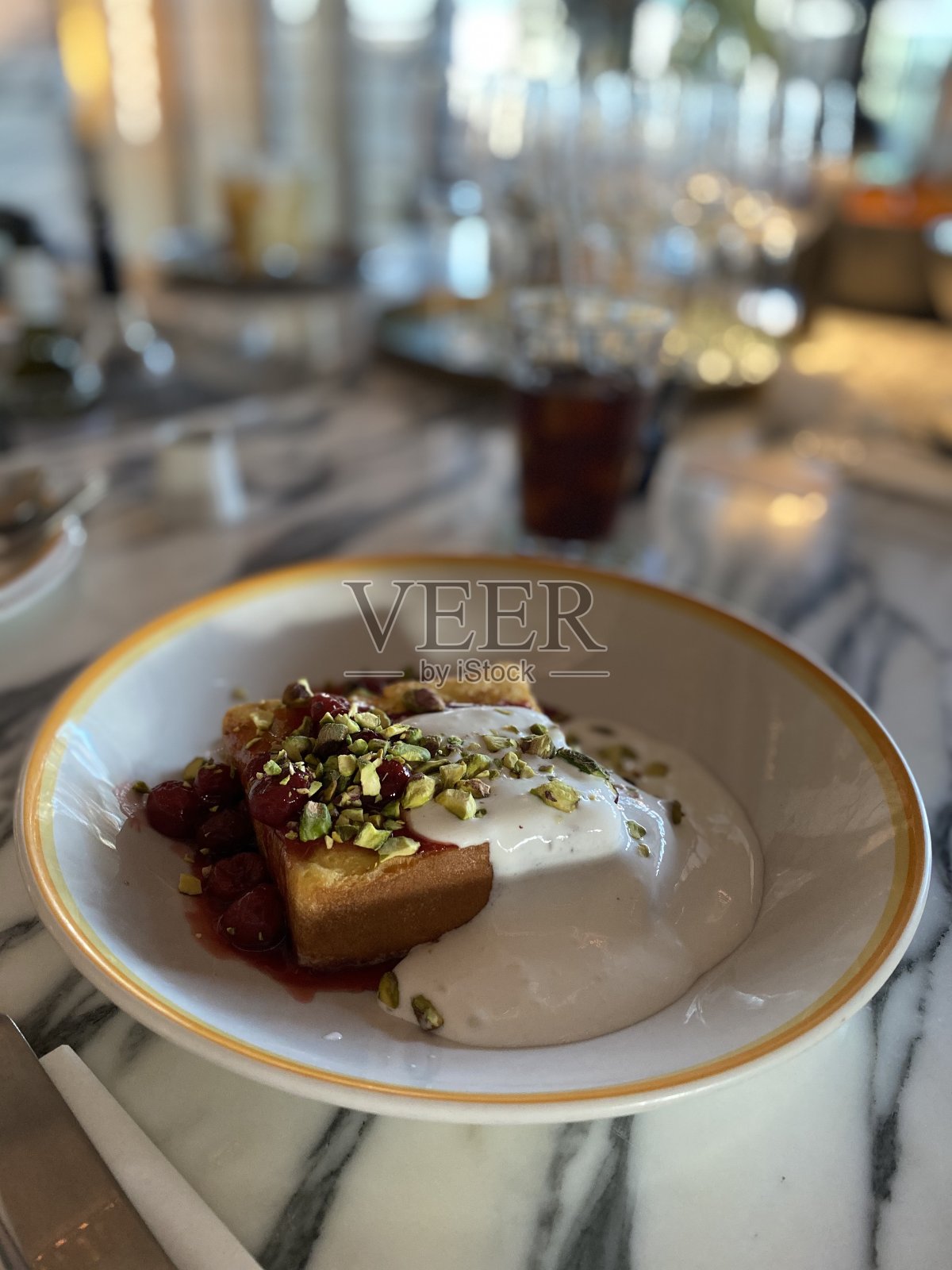 法式吐司配希腊酸奶照片摄影图片