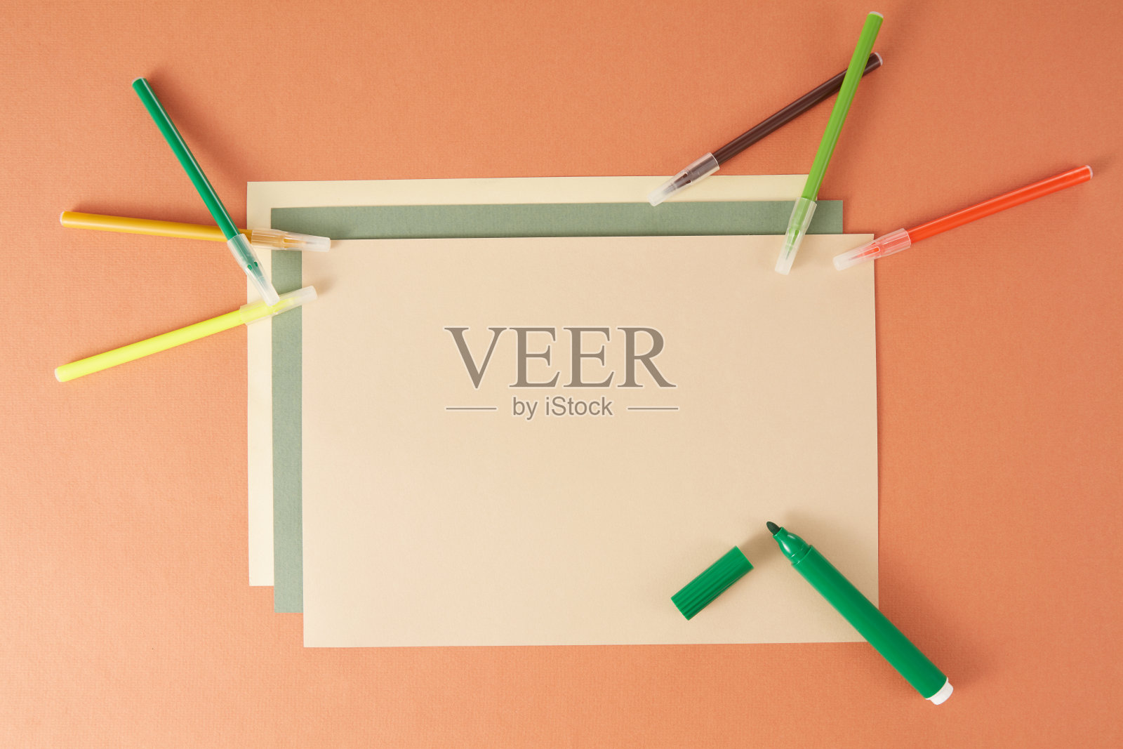 色彩斑斓的回校平铺和剪贴板上的棕色背景照片摄影图片