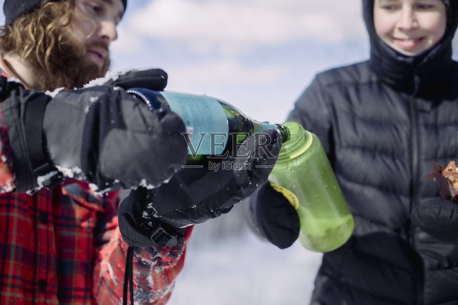 徒步旅行时喝香槟照片摄影图片