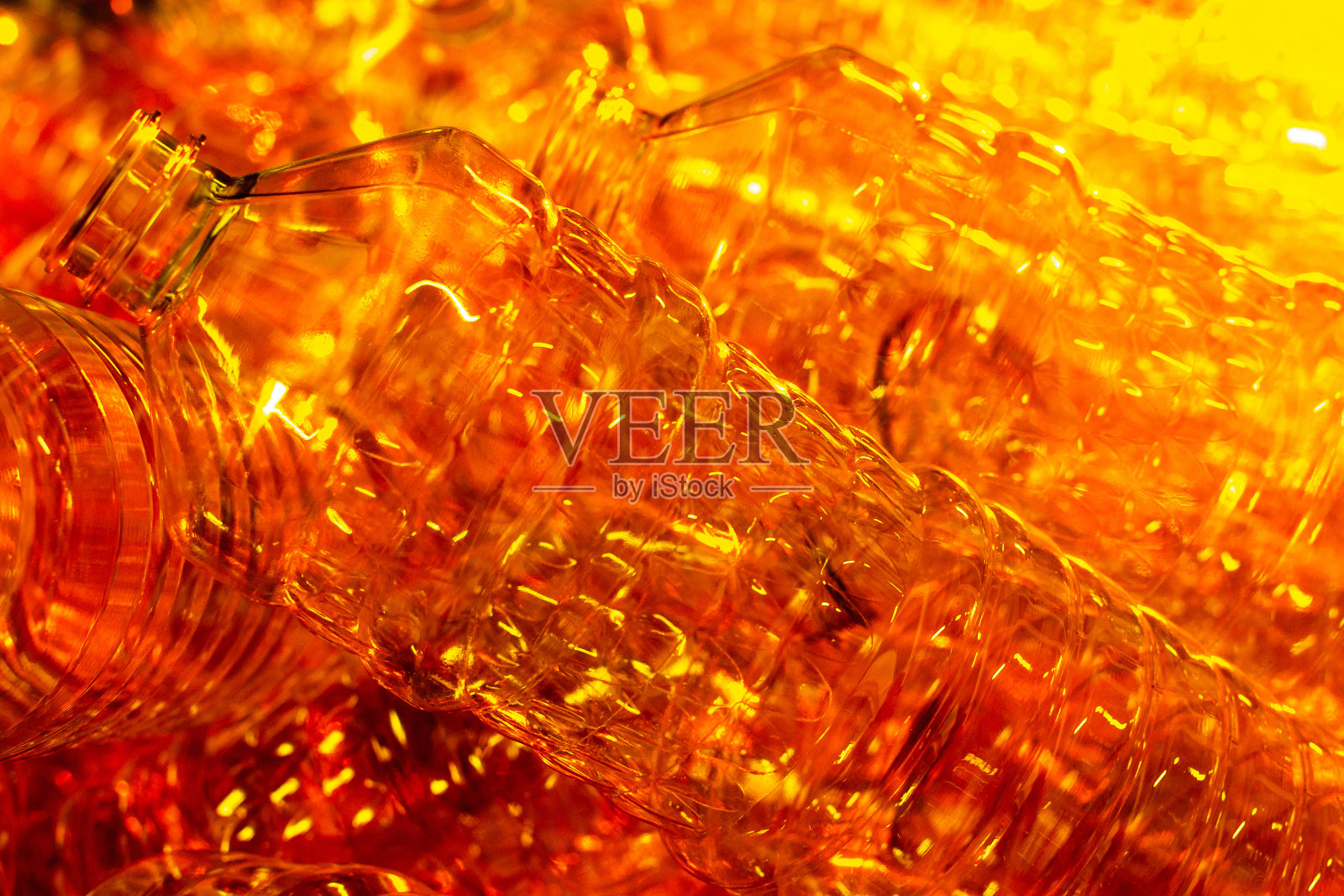 瓶子。工业生产塑料宠物瓶。生产聚乙烯瓶的生产线。透明的食品包装照片摄影图片