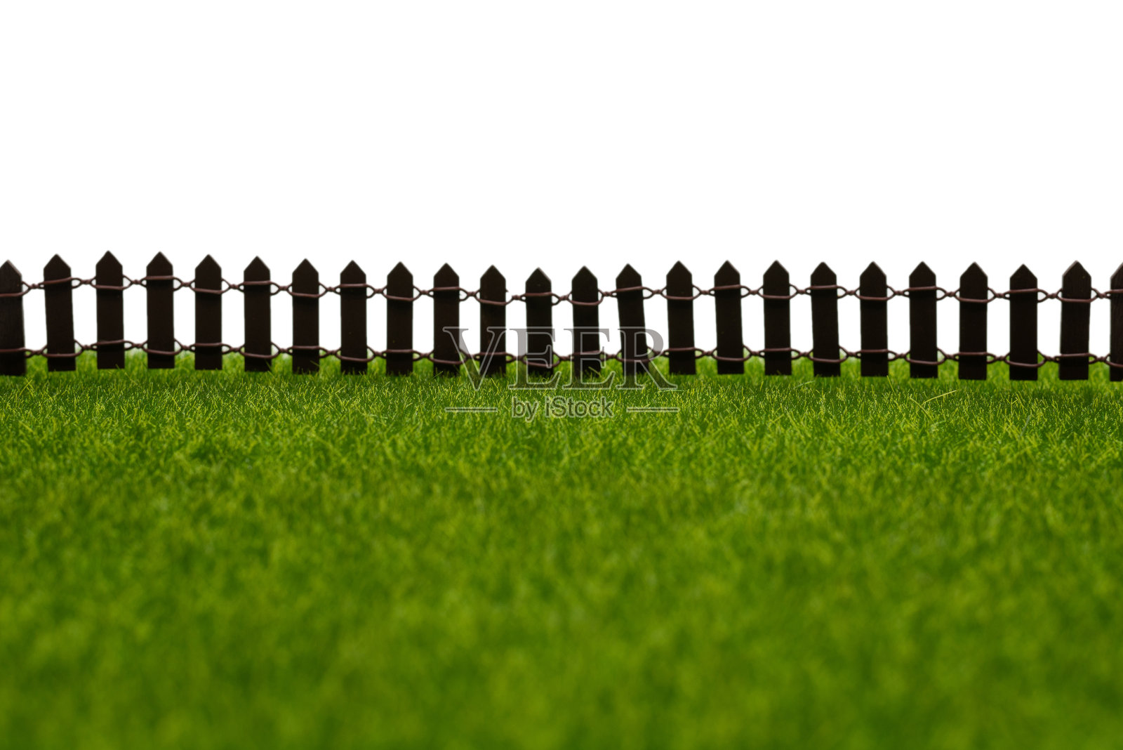 绿色的草和篱笆孤立在白色的背景。照片摄影图片