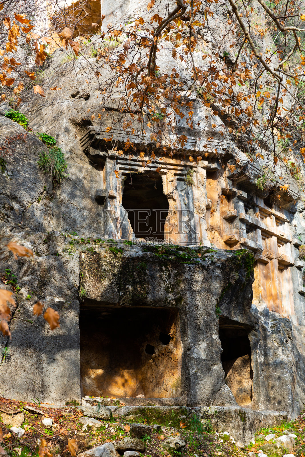 土耳其古皮纳拉的利西亚人石刻墓穴照片摄影图片