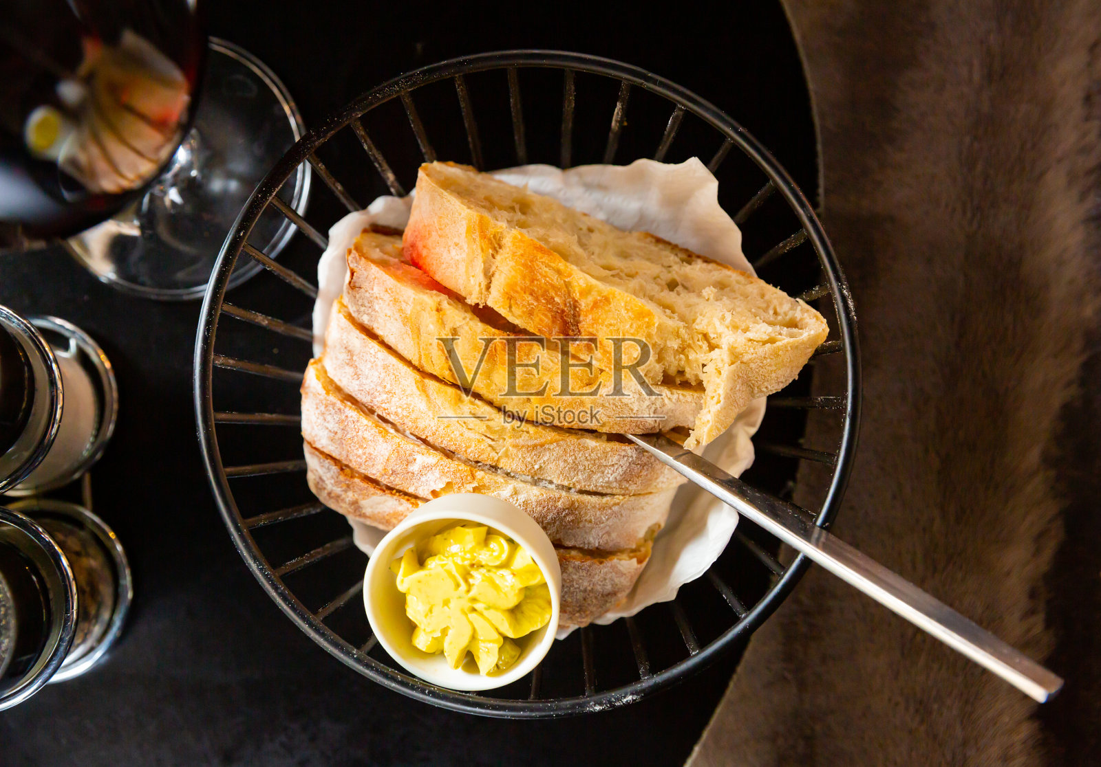 抹着黄油的面包片照片摄影图片