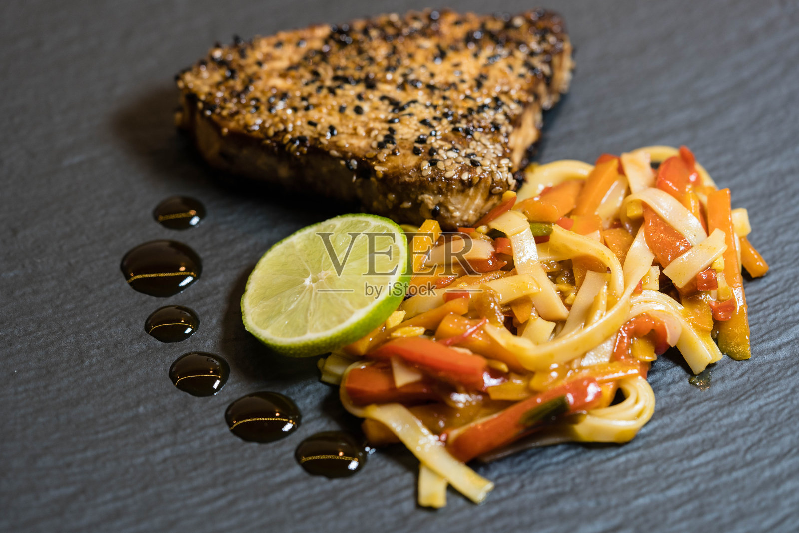 芝麻金枪鱼牛排照片摄影图片