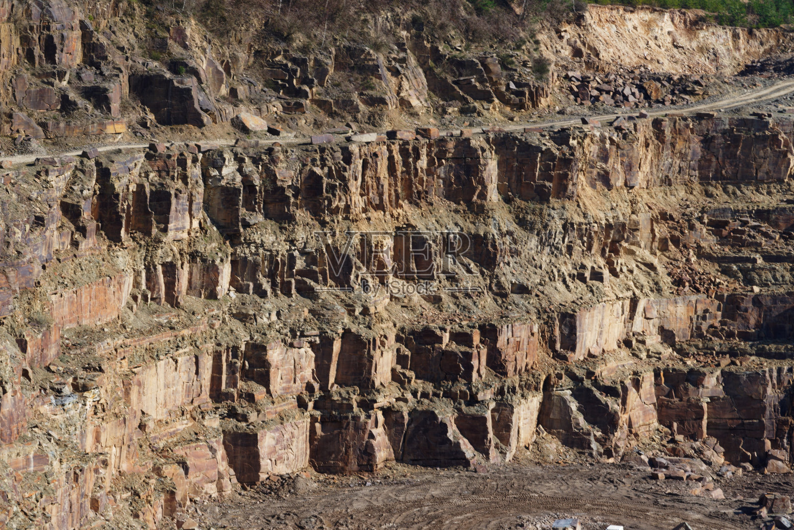 阳光下的石坑照片摄影图片