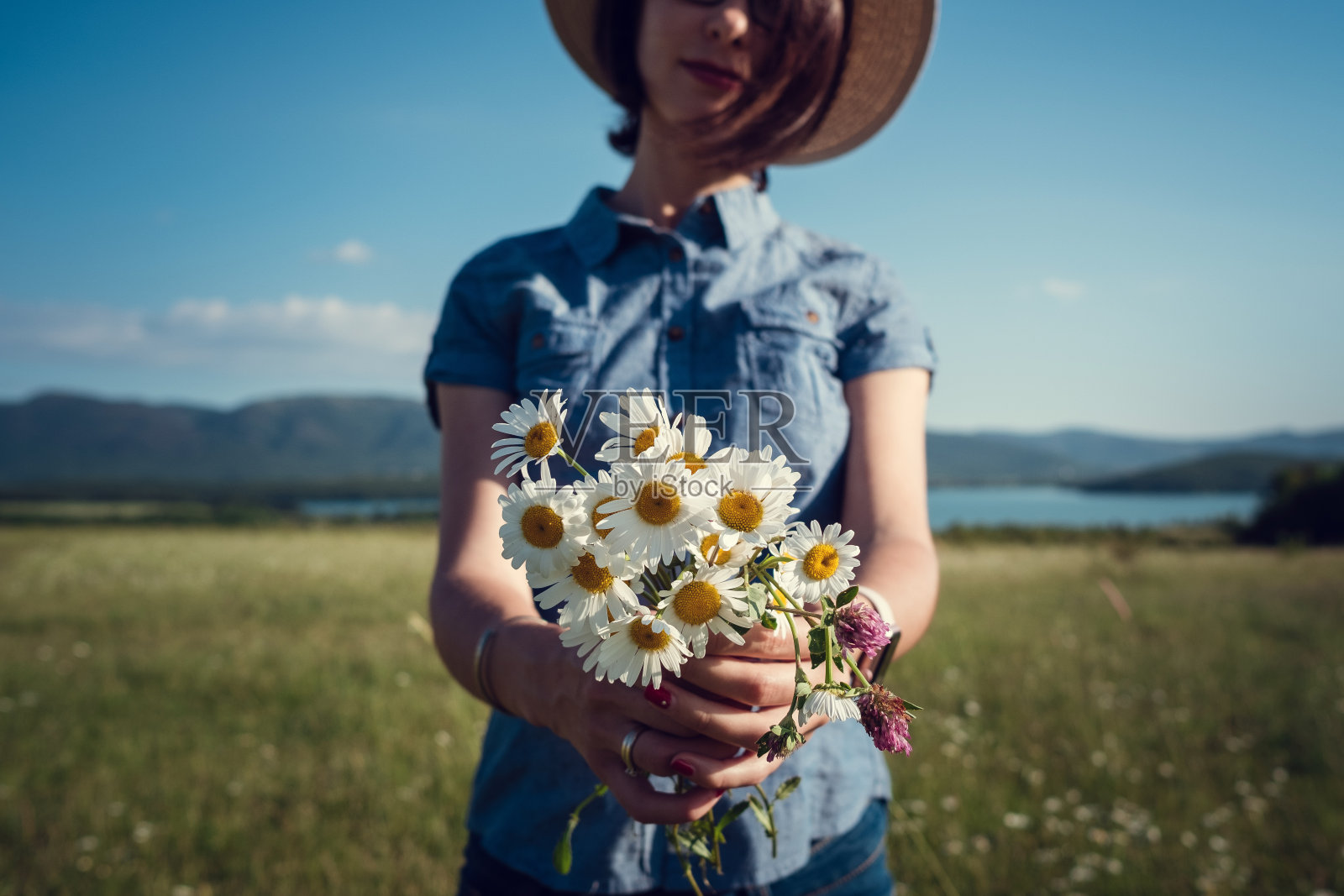 怀孕的妈妈在夏天的田野里期待着照片摄影图片