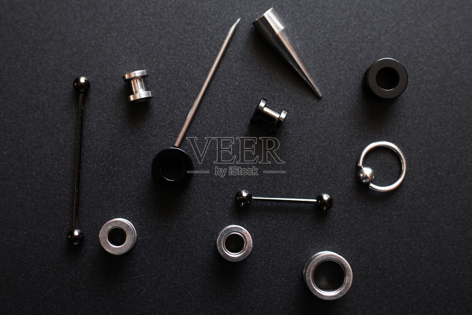 金属穿孔的深灰色背景特写照片摄影图片