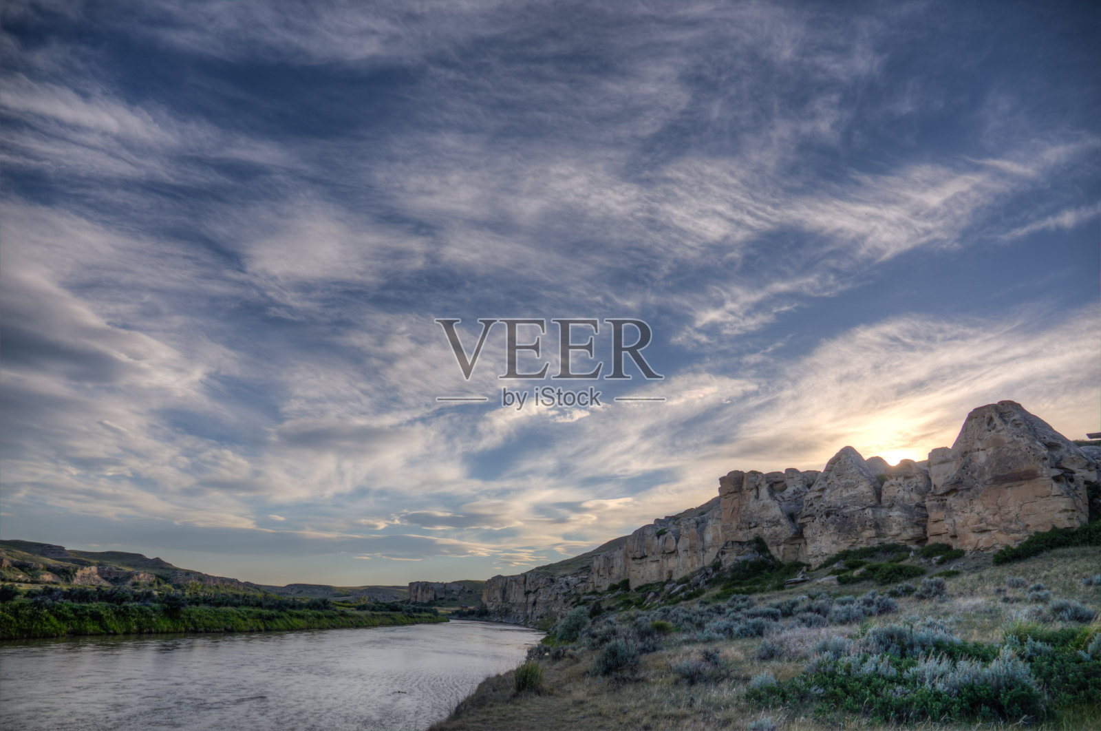 傍晚的牛奶河，石刻省公园，阿尔伯塔照片摄影图片