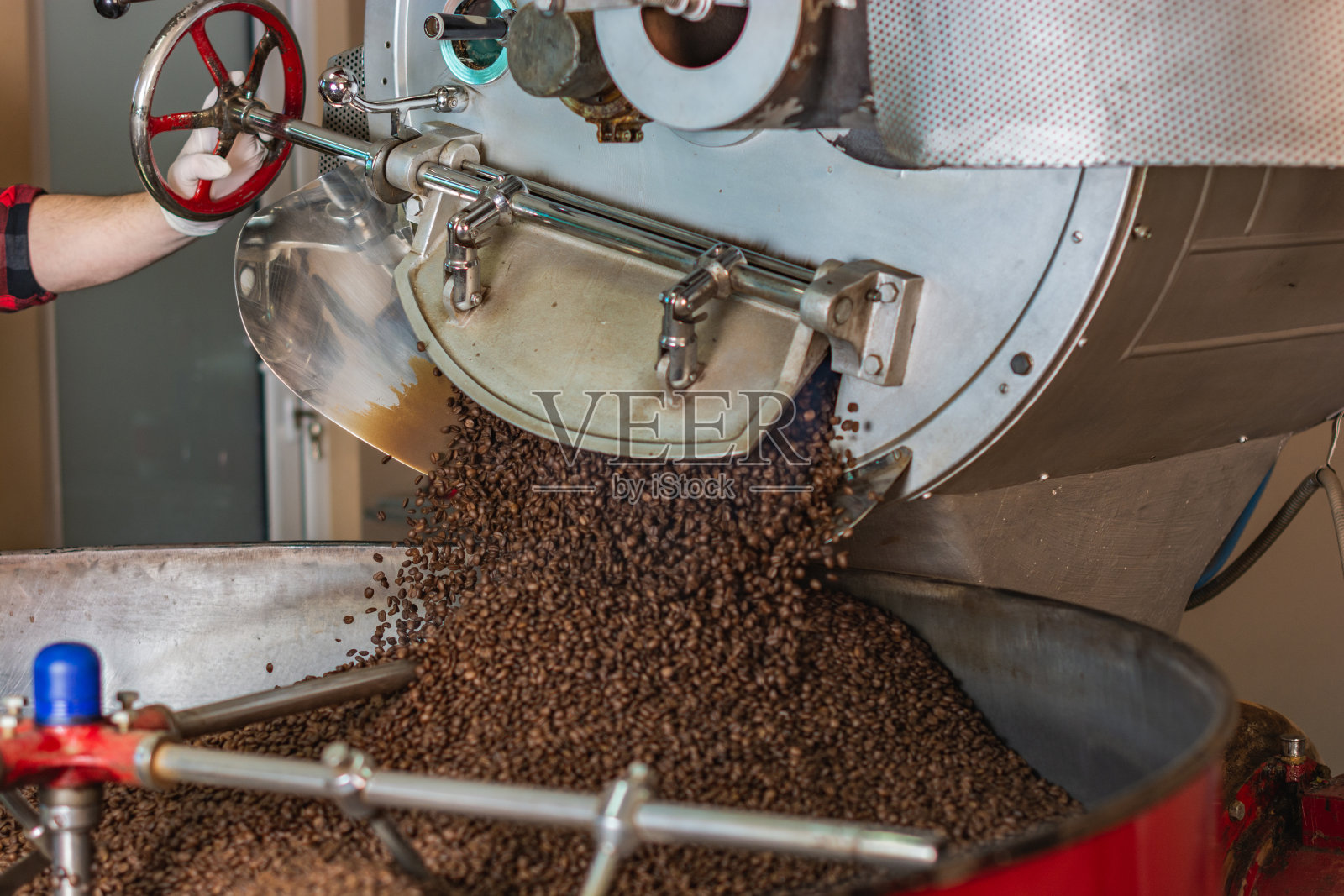 咖啡从咖啡烘焙机里出来了照片摄影图片
