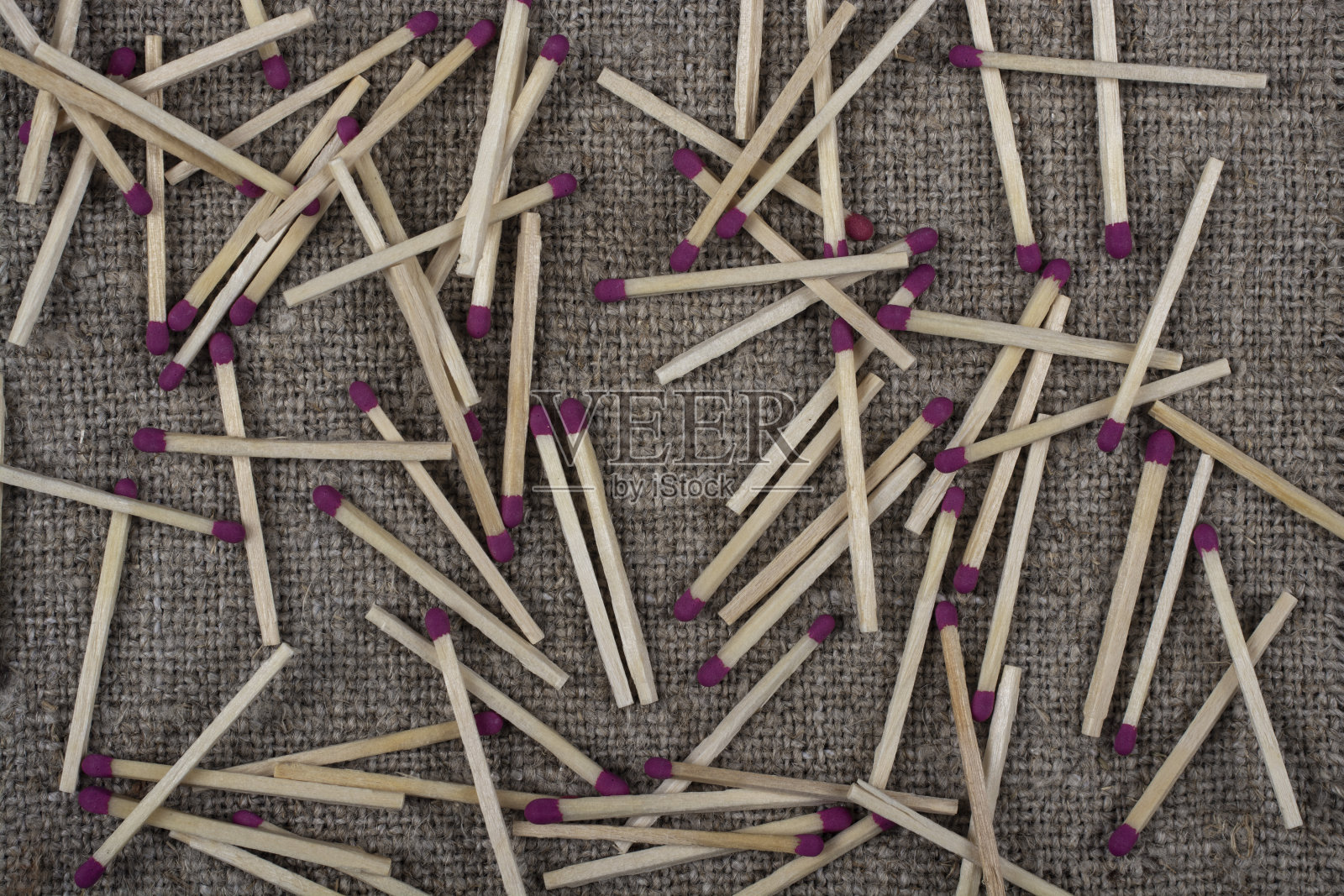 火柴杂乱地摆放在亚麻布上。照片摄影图片