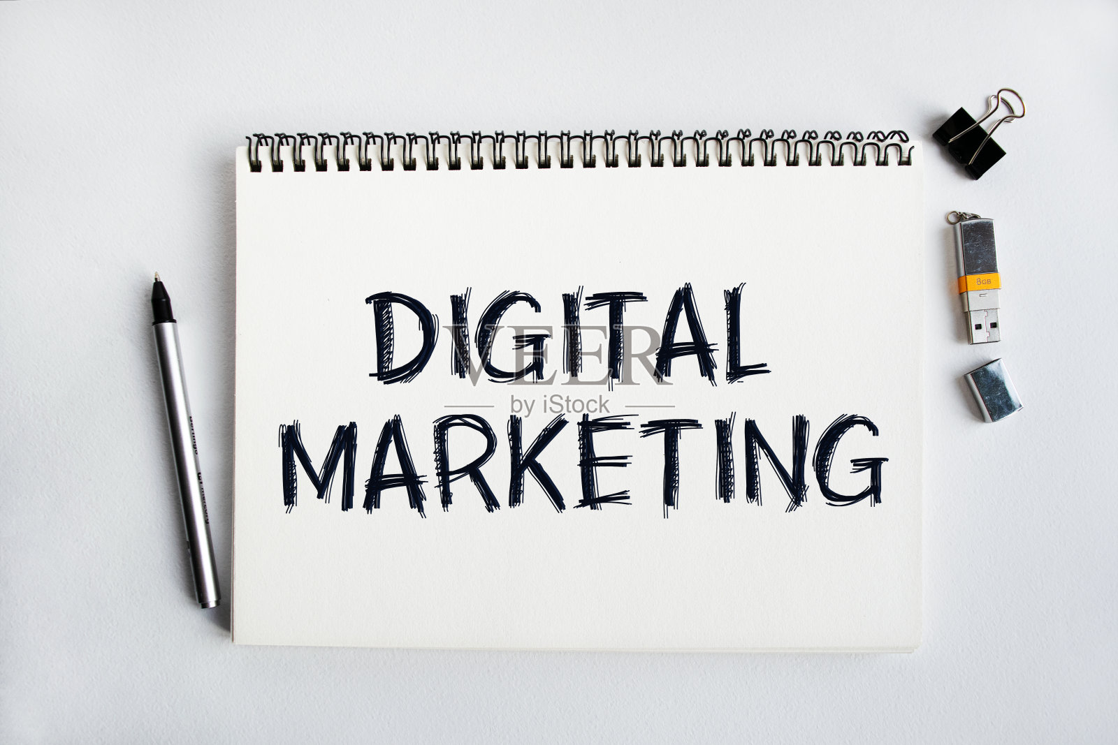 笔记本与题字数字营销。概念图像，业务配件，计算器孤立在桌面上。财务或商业概念。照片摄影图片