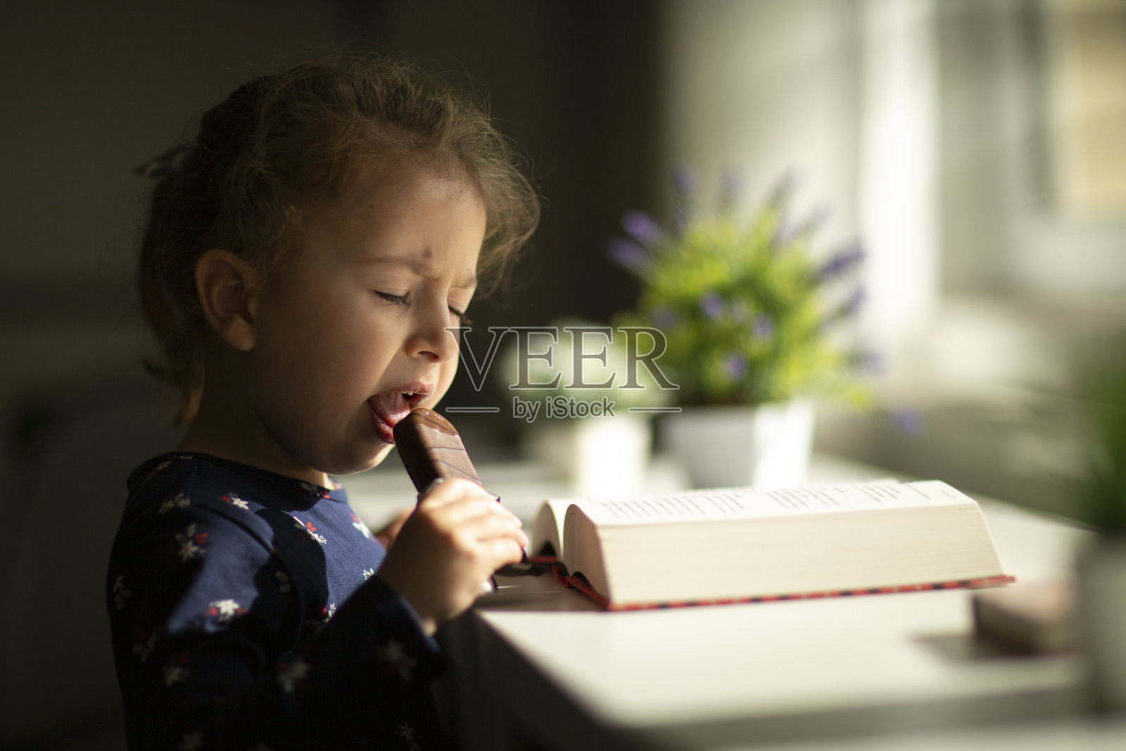 小女孩吃巧克力照片摄影图片