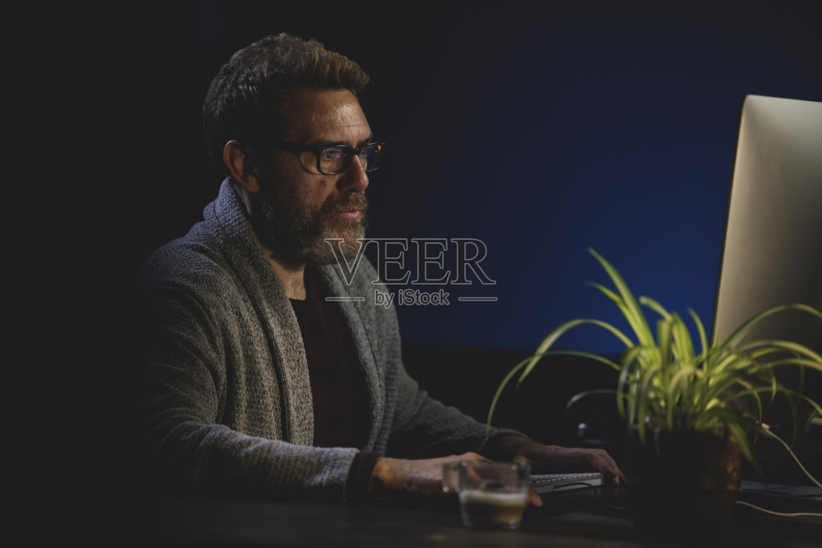 在电脑前工作到很晚照片摄影图片