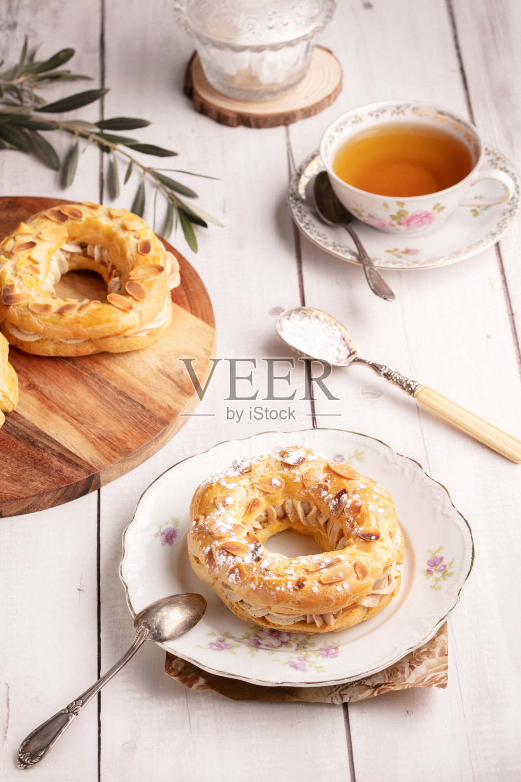 小糕点巴黎布雷斯特在一个旧盘子照片摄影图片