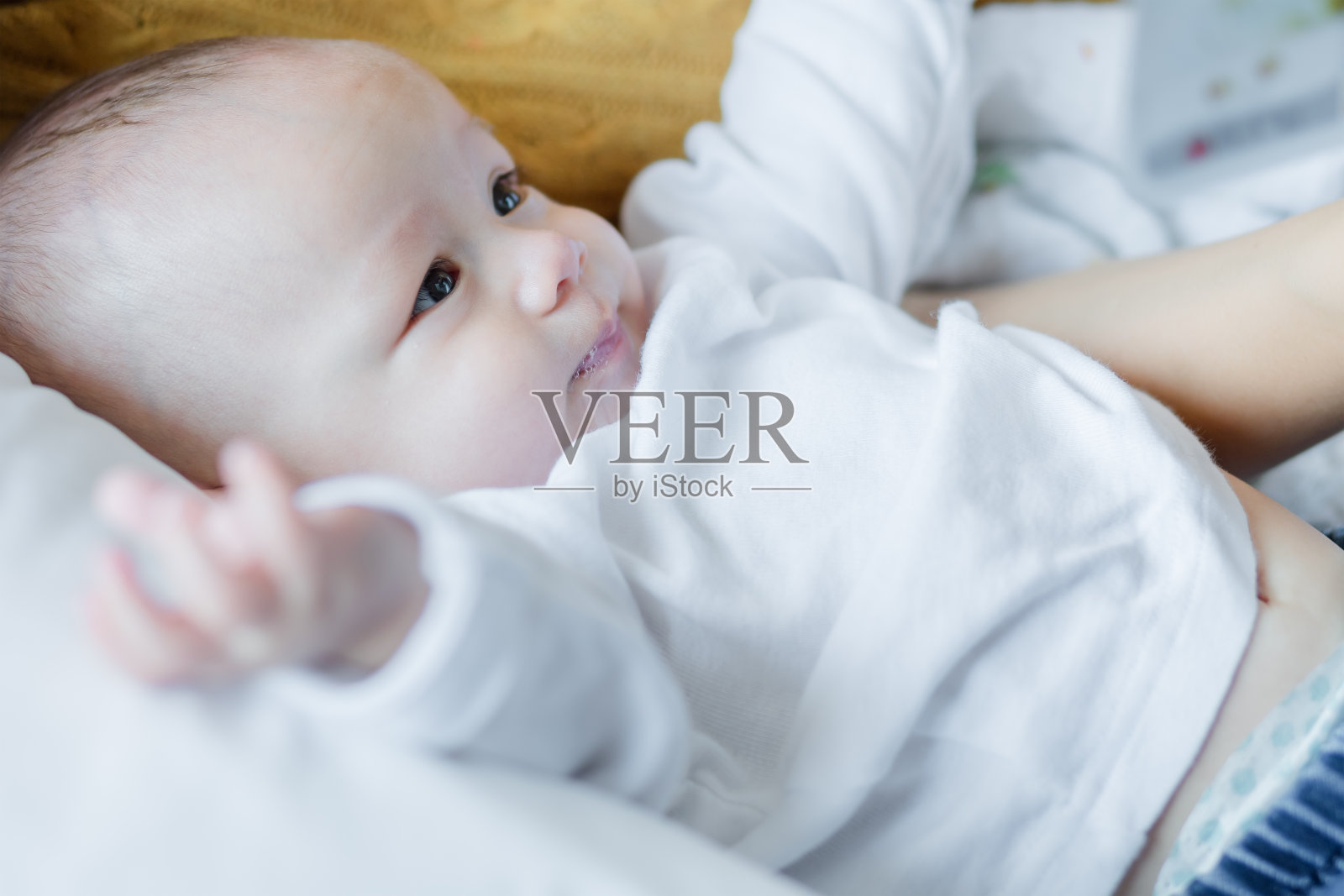 妈妈和她的儿子在睡觉前在床上看书。家庭故事的概念。照片摄影图片