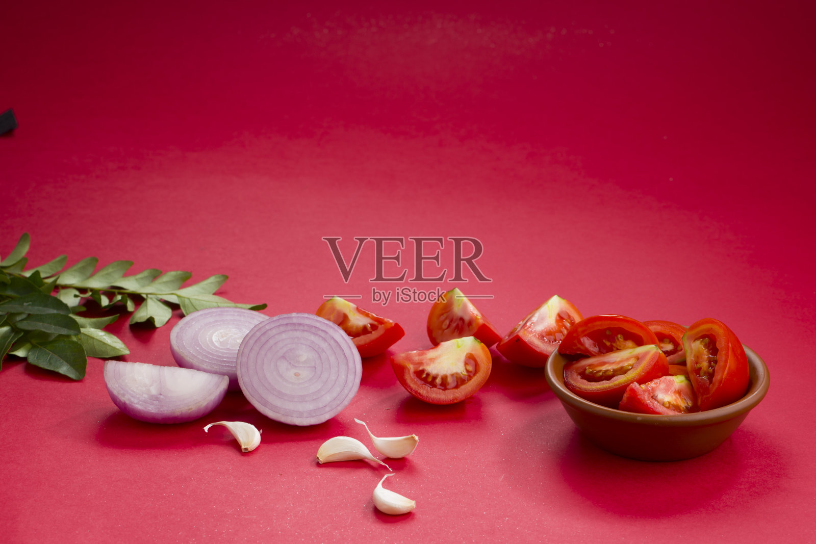 西红柿，咖喱叶，蒜瓣和洋葱片照片摄影图片