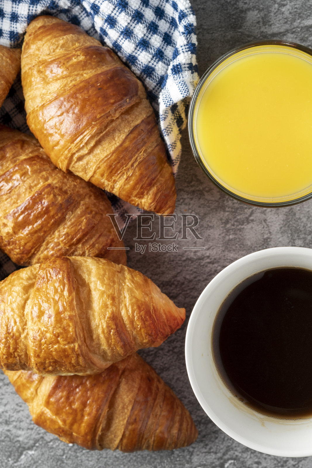 蓝格子布羊角面包，一杯咖啡和橙汁照片摄影图片