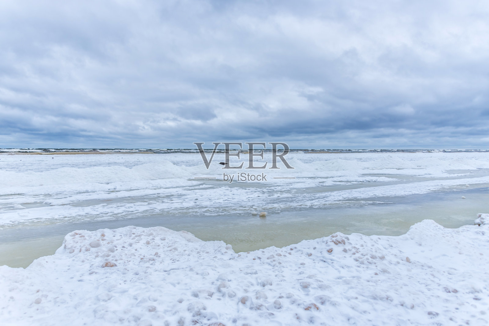 冰冻的波罗的海沿岸在一个多云的夜晚照片摄影图片