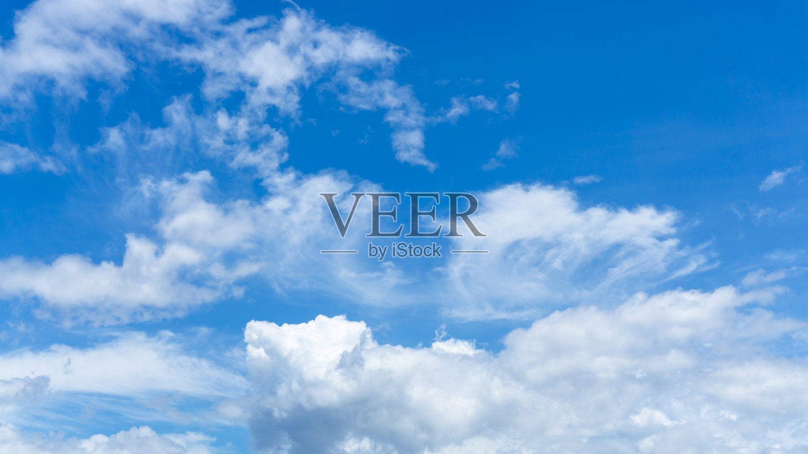 从飞机上透明的玻璃窗座位向上的天空景观到云景，在一个阳光明媚的日子里，在白色蓬松的云和生动的蓝天上旅行照片摄影图片