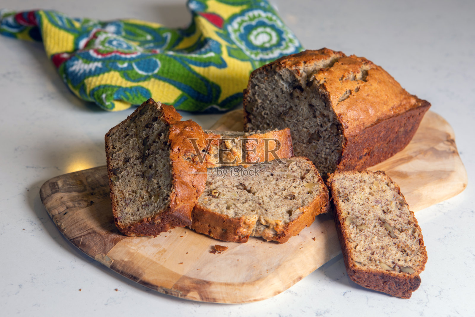 新鲜出炉的椰子香蕉面包照片摄影图片