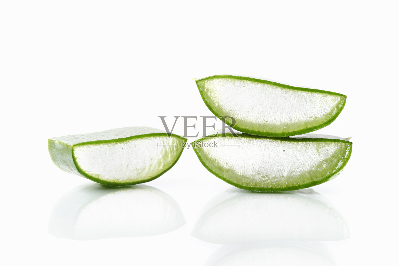 切片绿色芦荟植物在白色的背景照片摄影图片