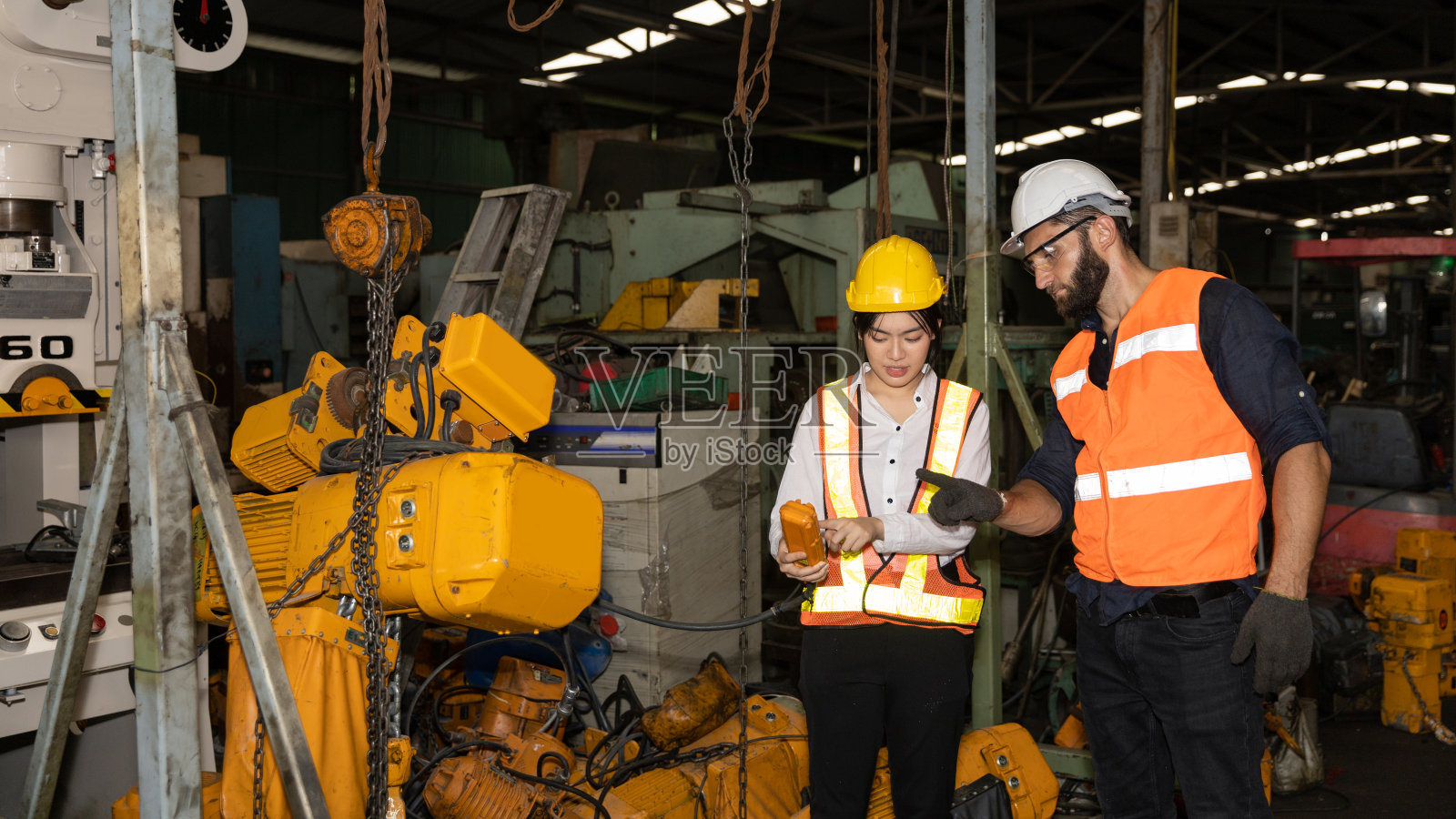 机械工程师在工厂接受安全设备培训照片摄影图片