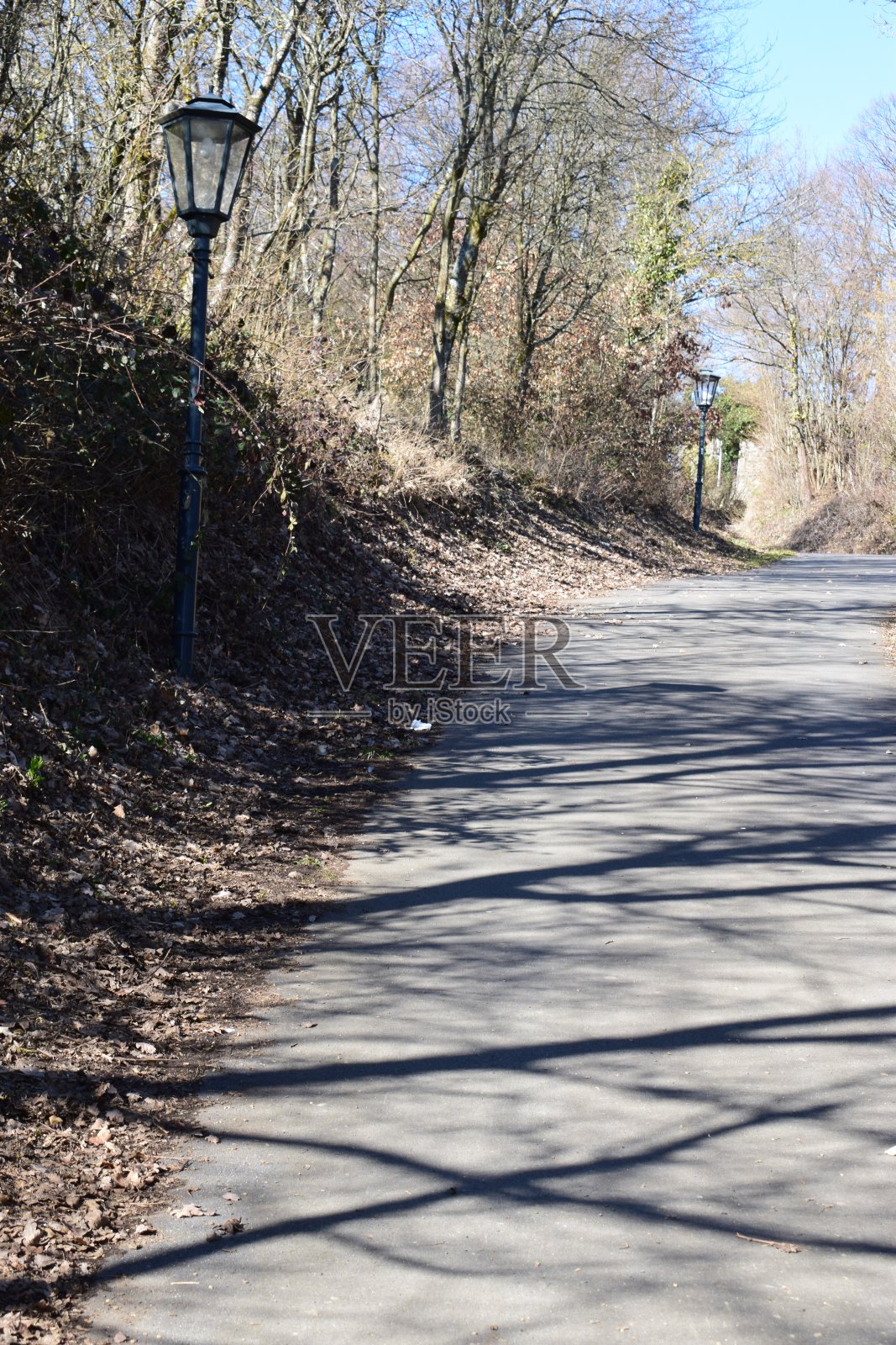 笔直狭窄的山路上山照片摄影图片