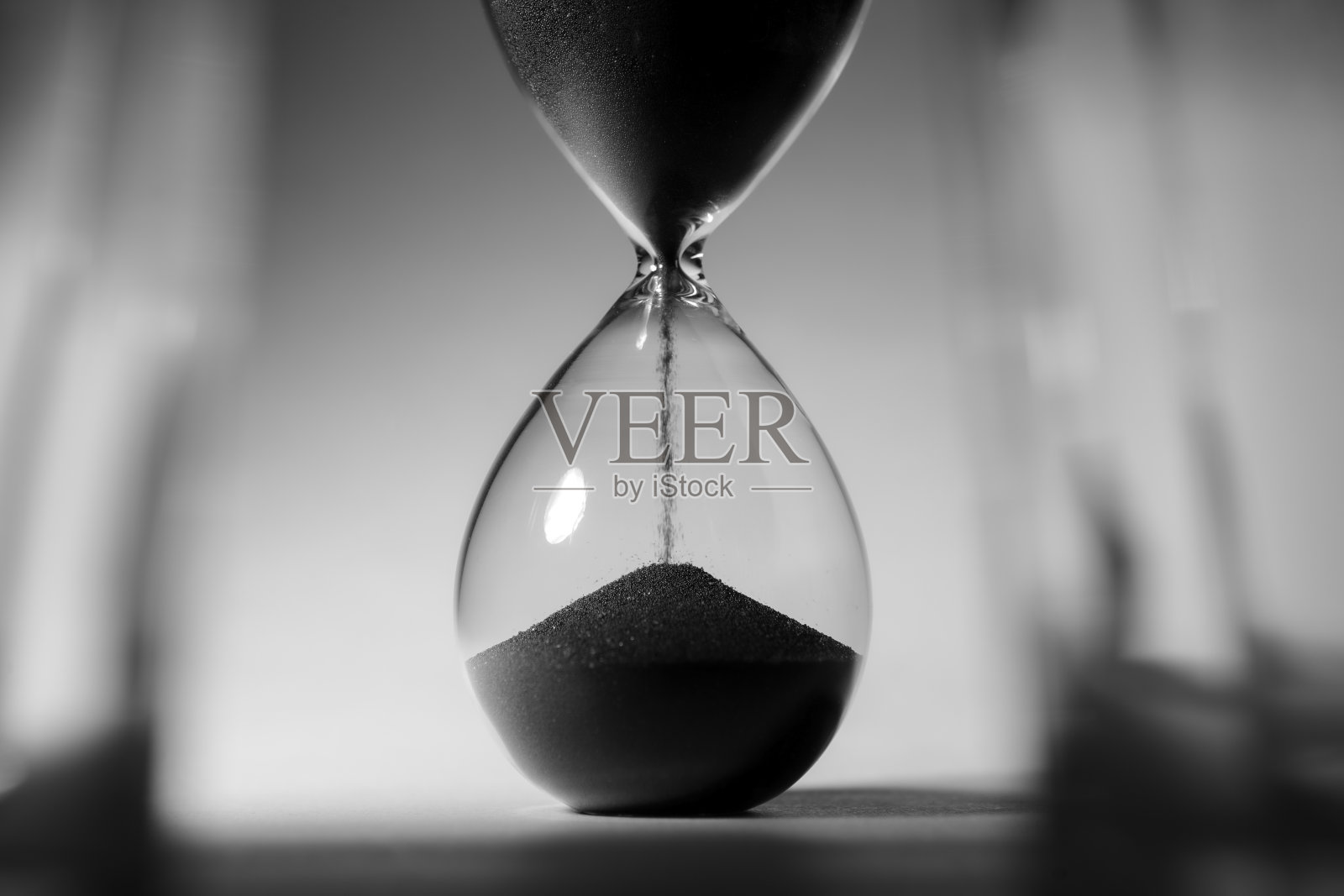 沙漏黑白照片特写照片摄影图片