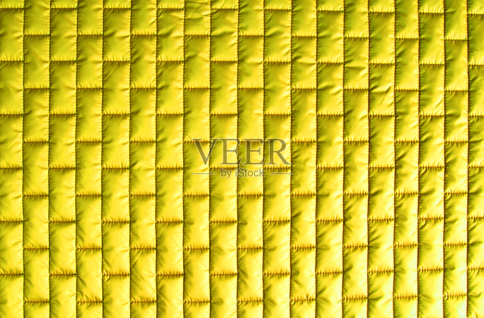 时尚的黄色绗缝织物。抽象的背景。2021年趋势照片摄影图片