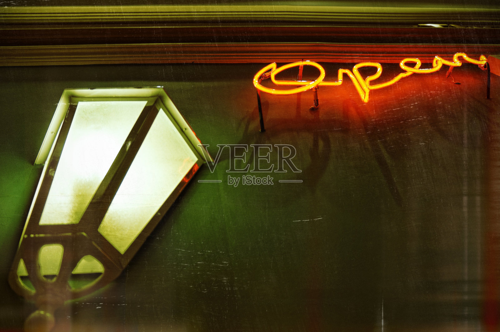 开酒吧照片摄影图片