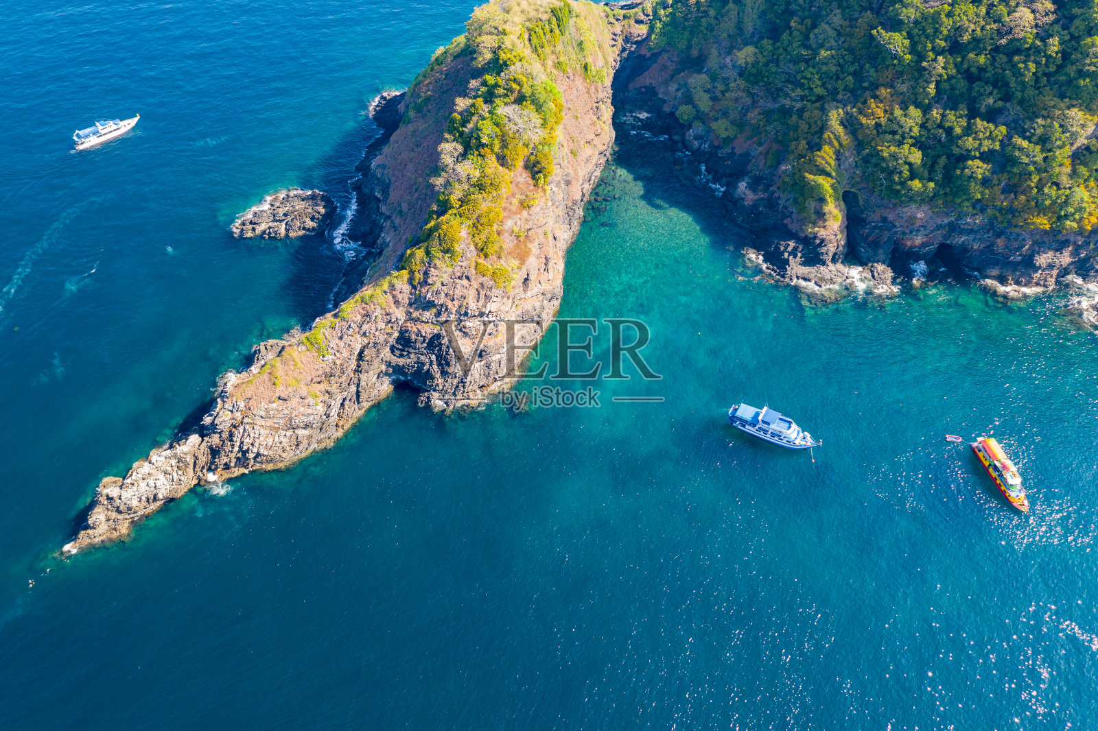 鸟瞰图水肺潜水船停泊在一个珊瑚礁在科邦，斯米兰群岛照片摄影图片