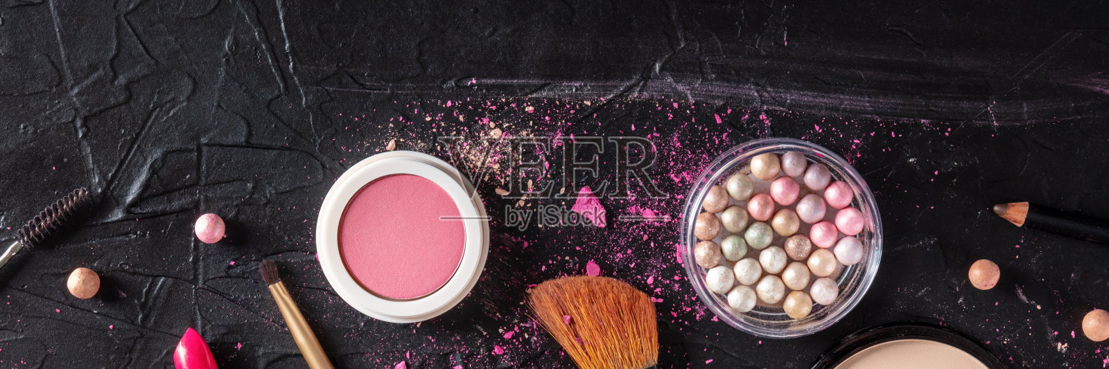 化妆产品和工具全景，从顶部拍摄在一个黑色的背景照片摄影图片