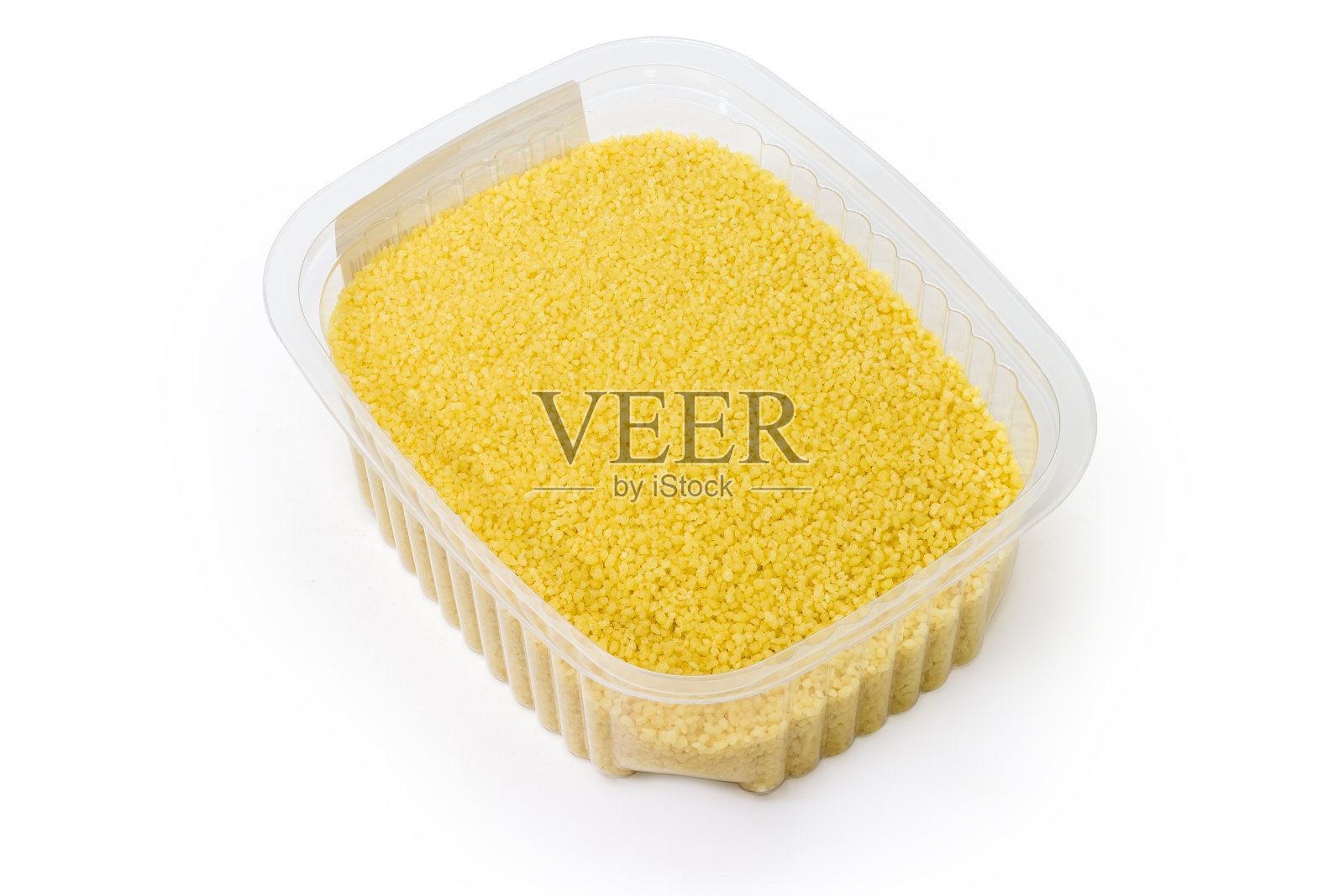 白色背景的小塑料容器里的生蒸粗麦粉照片摄影图片