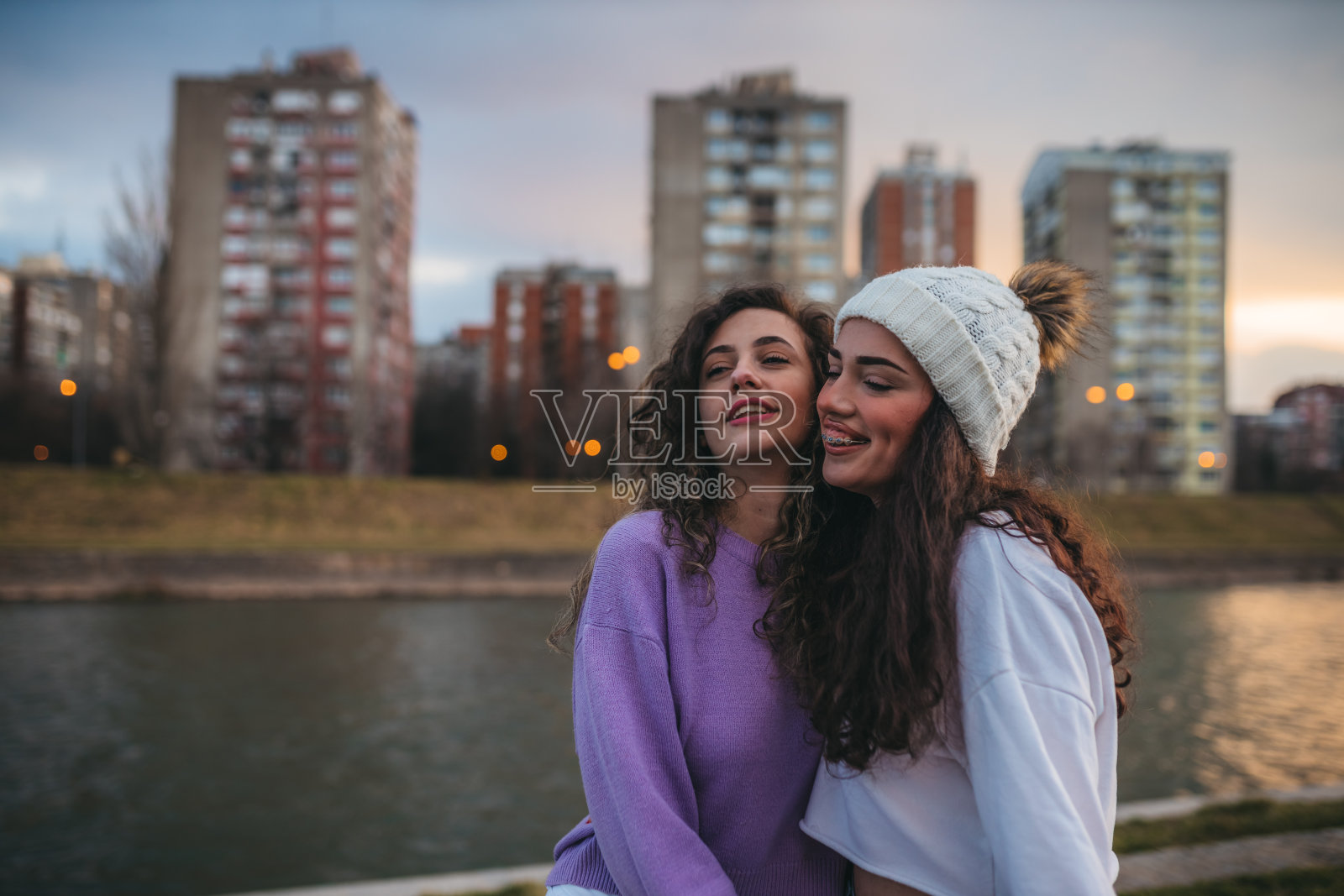 两个十几岁的女孩在散步中玩得很开心照片摄影图片