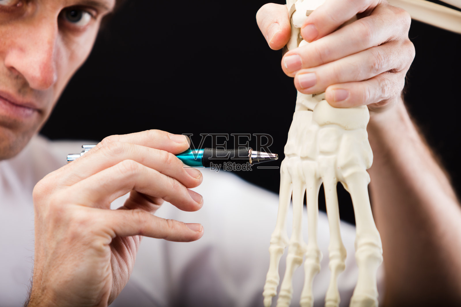 医生把脚照片摄影图片