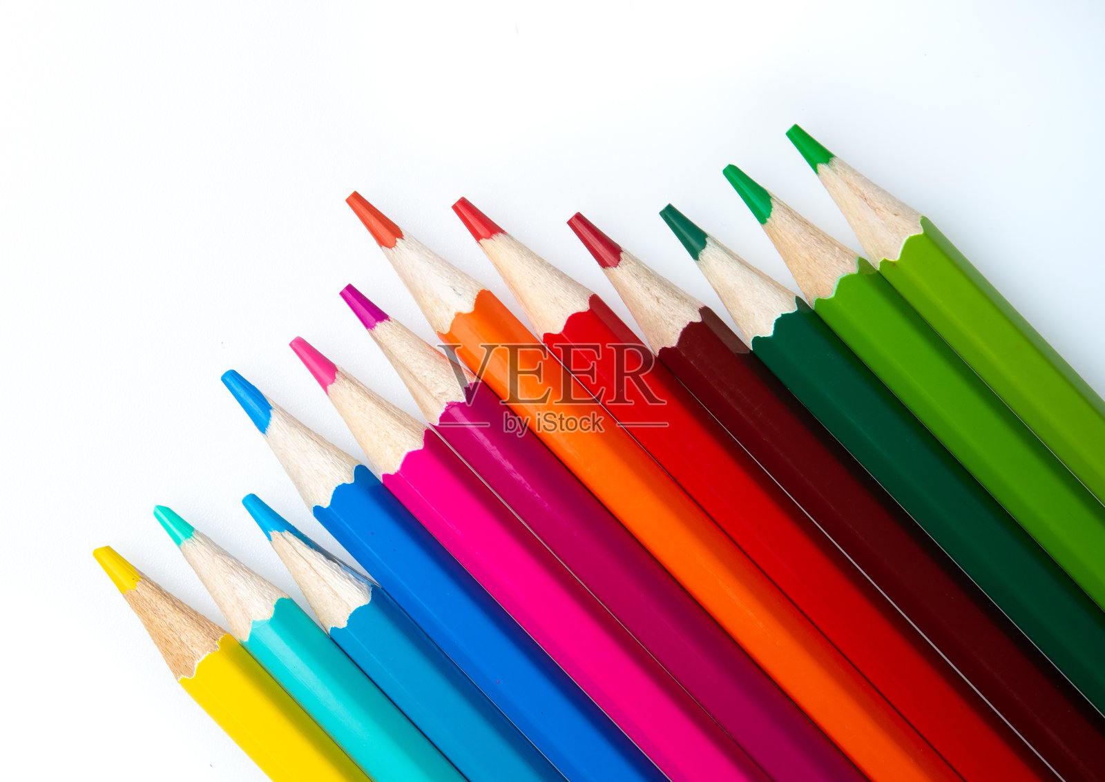 白色背景上的彩色铅笔照片摄影图片
