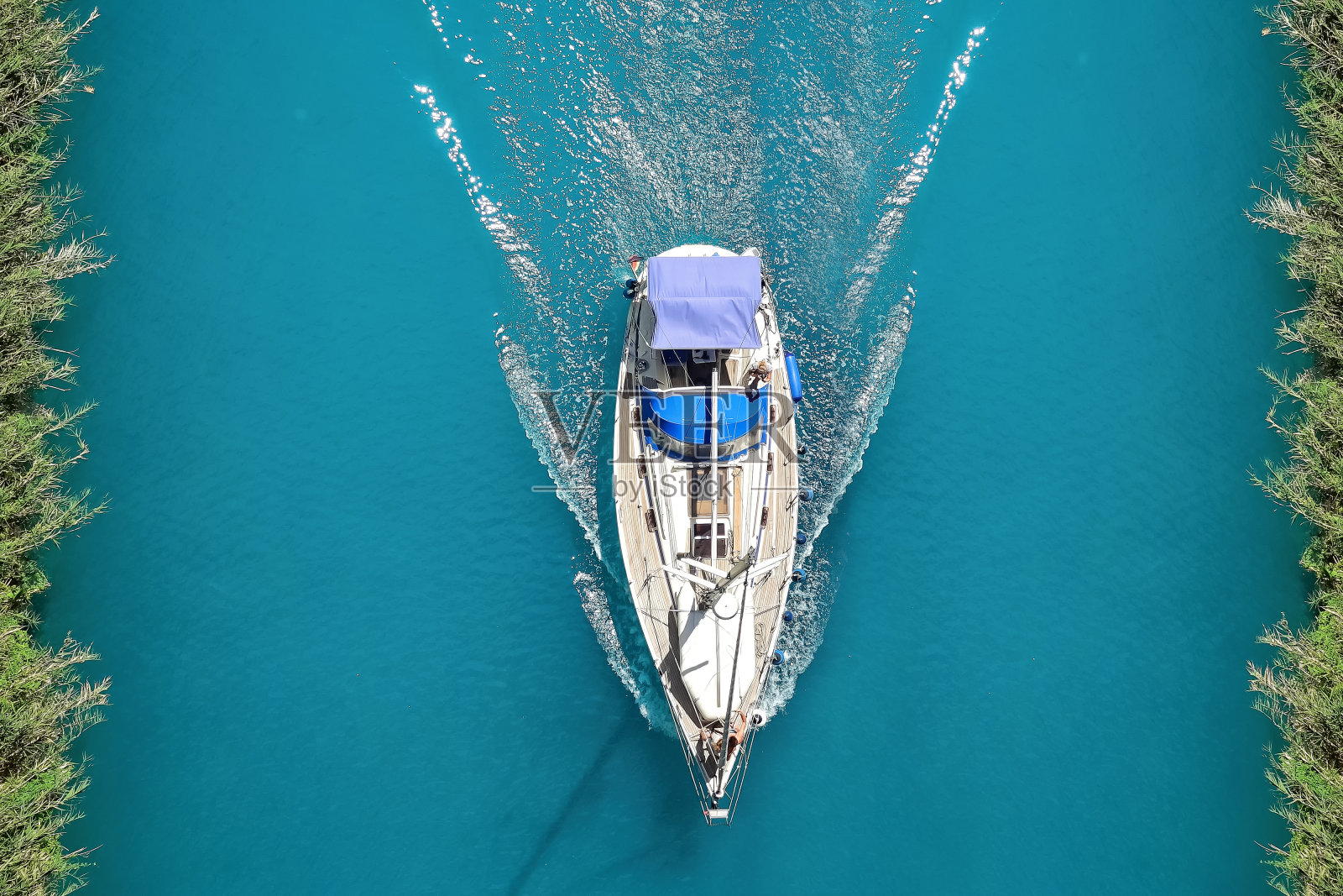 从海峡顶部拍摄游艇。照片摄影图片