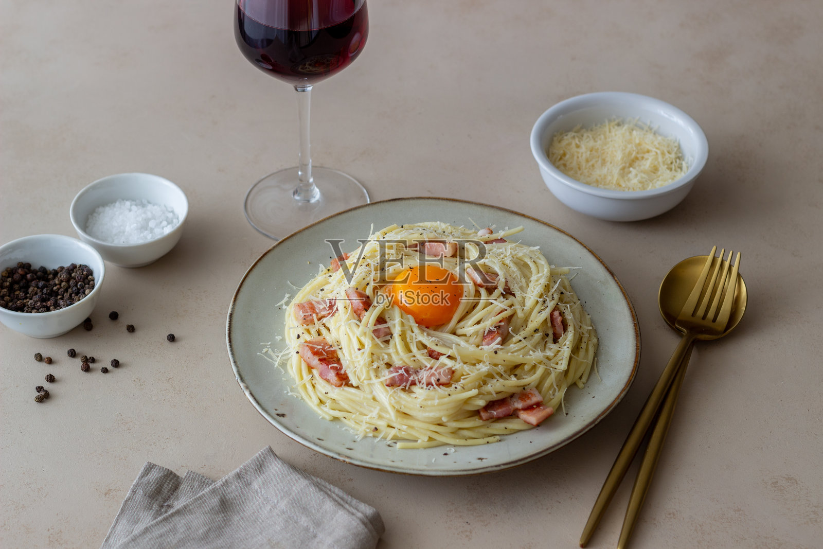意大利面条加鸡蛋。意大利菜。配方。食物。照片摄影图片