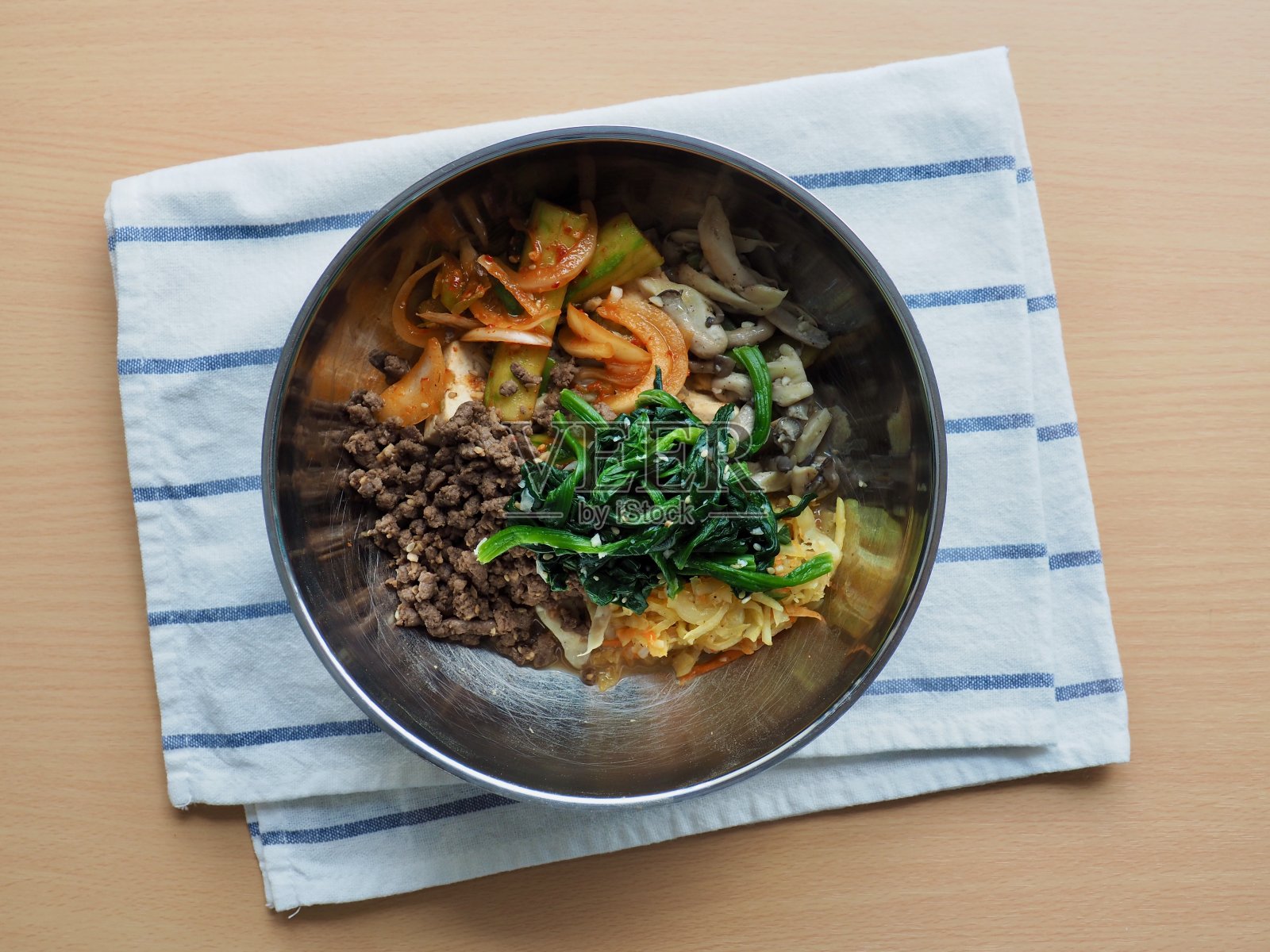 韩国食品牛肉蔬菜石锅拌饭照片摄影图片