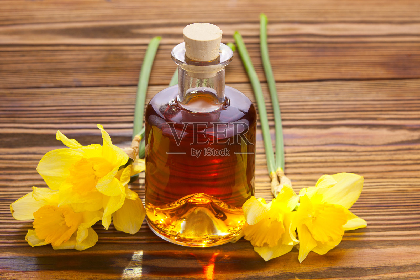 花的精华在美丽的白色玻璃瓶照片摄影图片