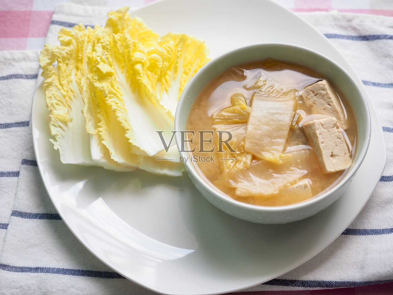 韩国美食炖豆瓣酱，菜瓣酱，味噌汤照片摄影图片