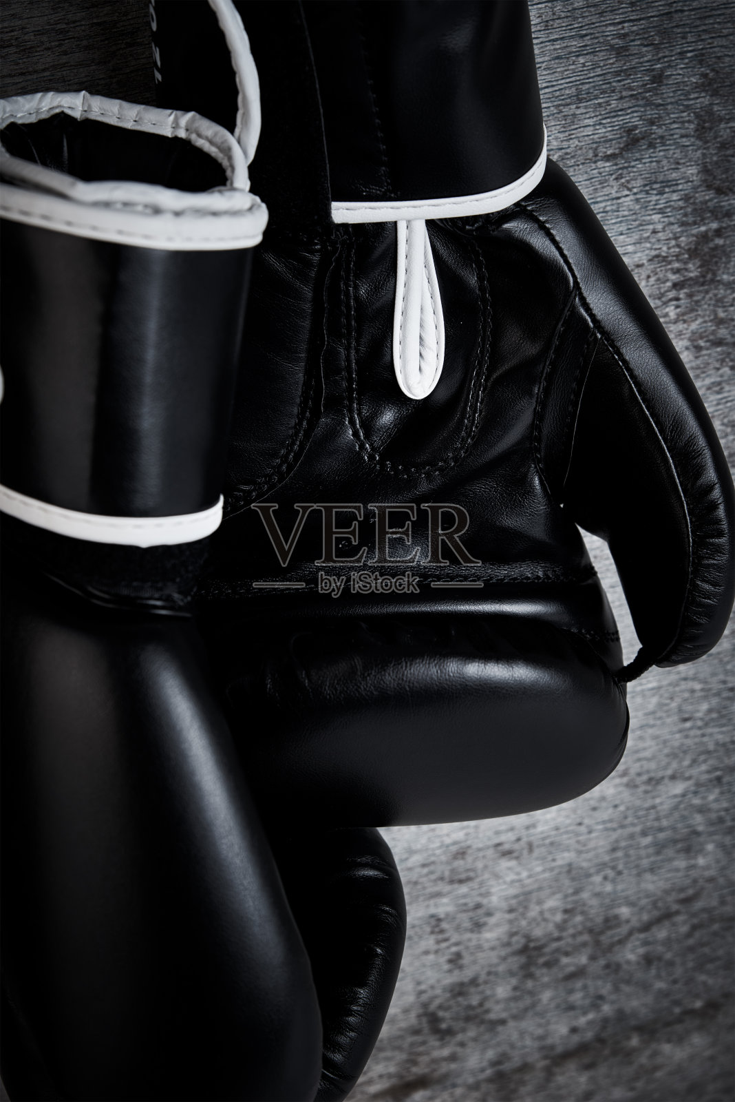 一双黑色拳击手套在黑暗的背景，特写照片摄影图片