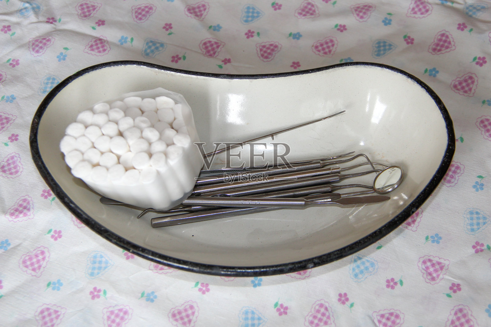 牙科器械托盘特写照片摄影图片