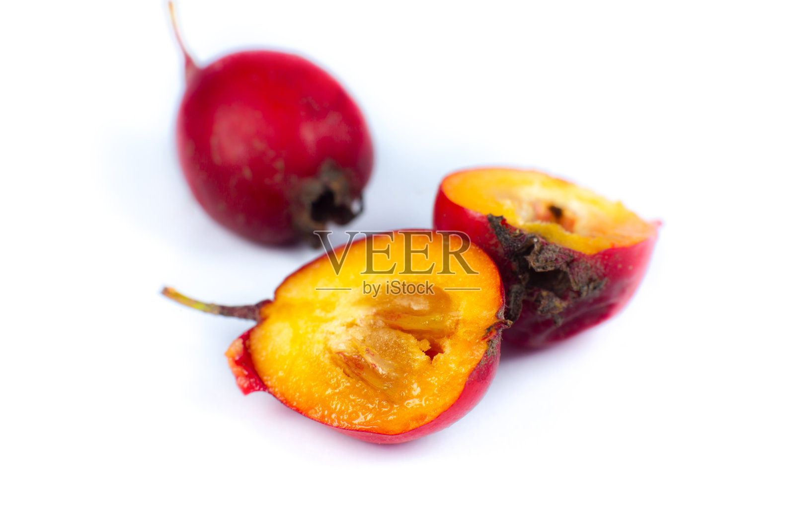 白色背景上的山楂浆果。近距离的照片。照片摄影图片